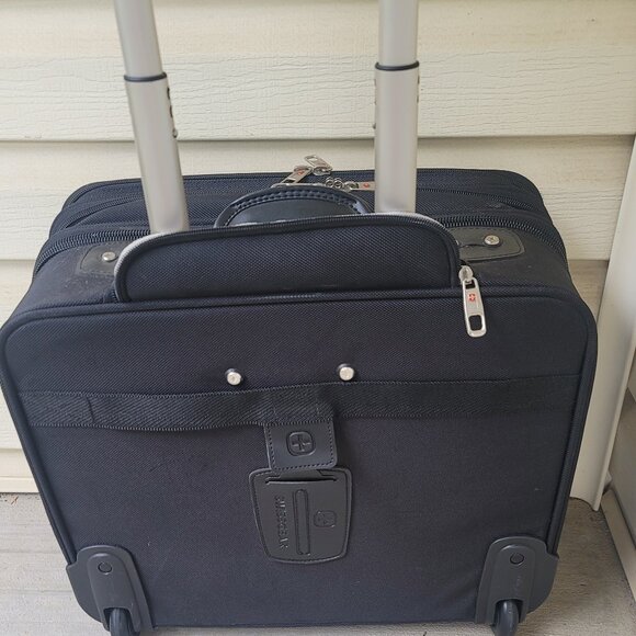 Swissgear Black Red Rolling Briefcase Padded Laptop Pocket 17 Inches - Picture 8 of 16